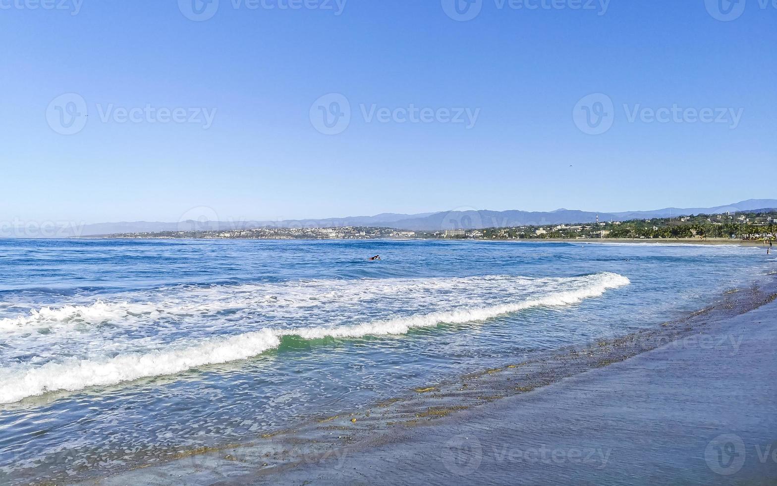 ytterst enorm stor surfare vågor på strand puerto escondido Mexiko. foto