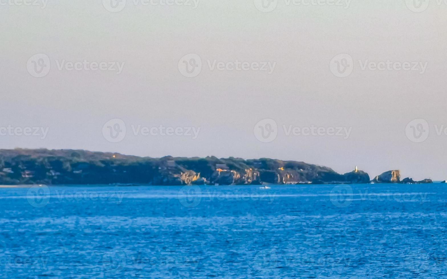 skön stenar klippor surfare vågor panorama se puerto escondido Mexiko. foto