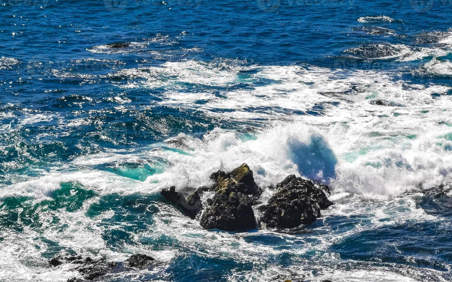 skön stenar klippor se vågor på strand puerto escondido Mexiko. foto