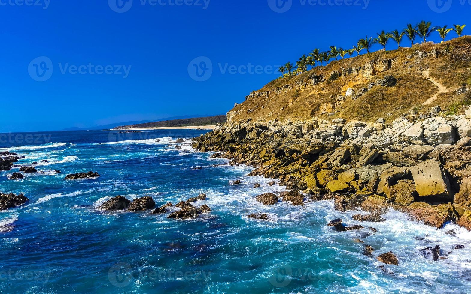 skön stenar klippor se vågor på strand puerto escondido Mexiko. foto