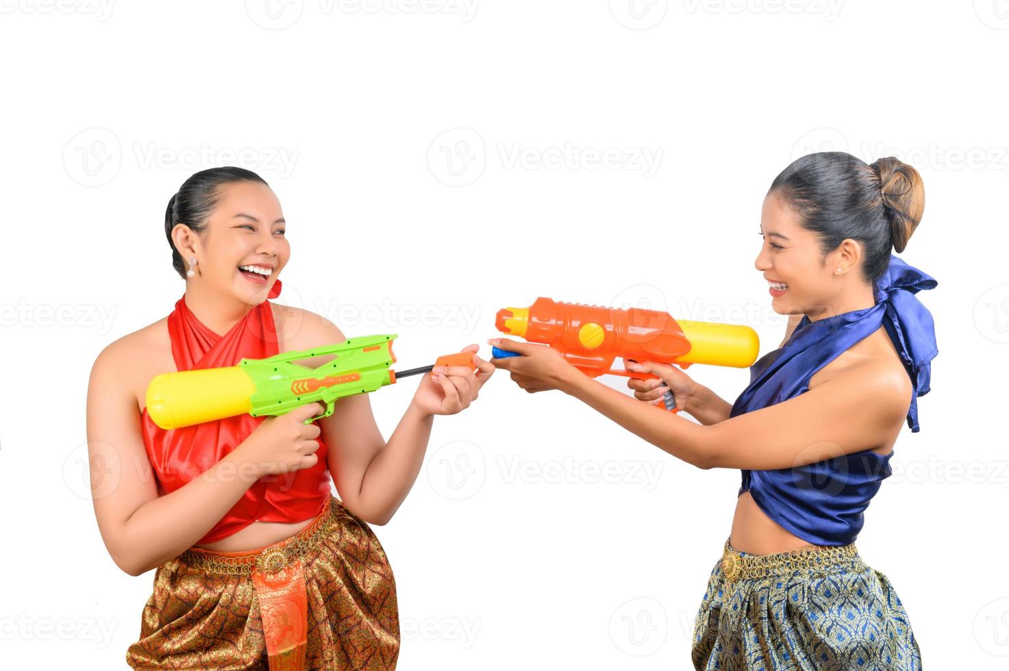 två skön kvinna i songkran festival med vatten pistol foto