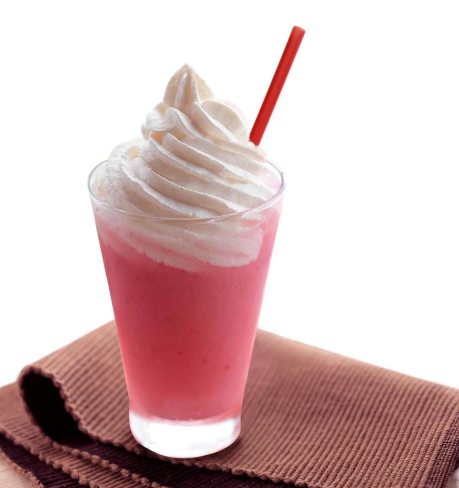 jordgubbar milkshake isolerad på vit bakgrund foto