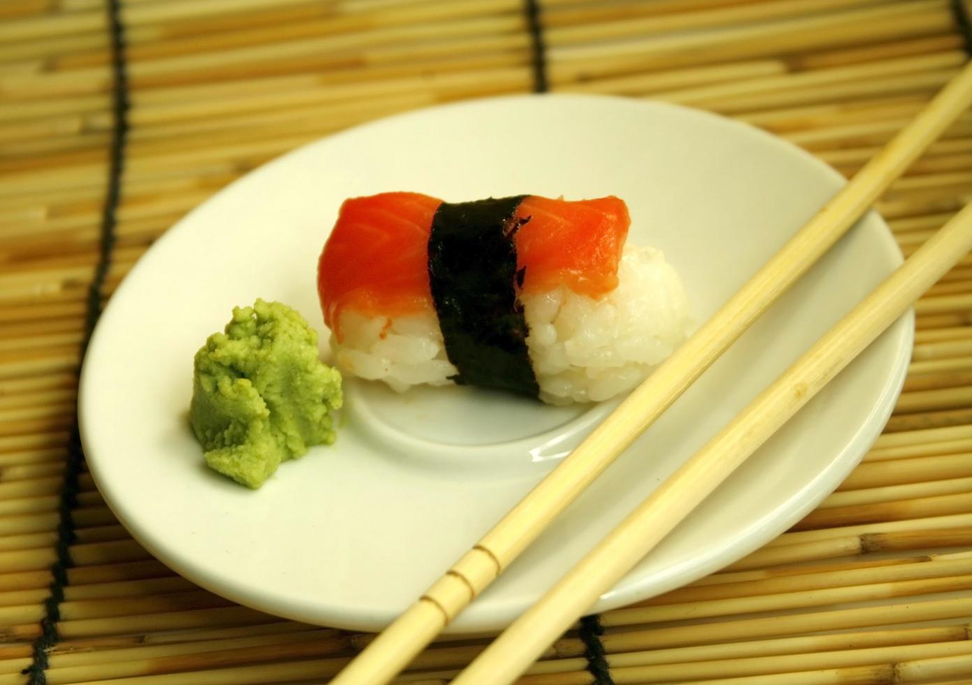 sashimi tallrik på bambu foto