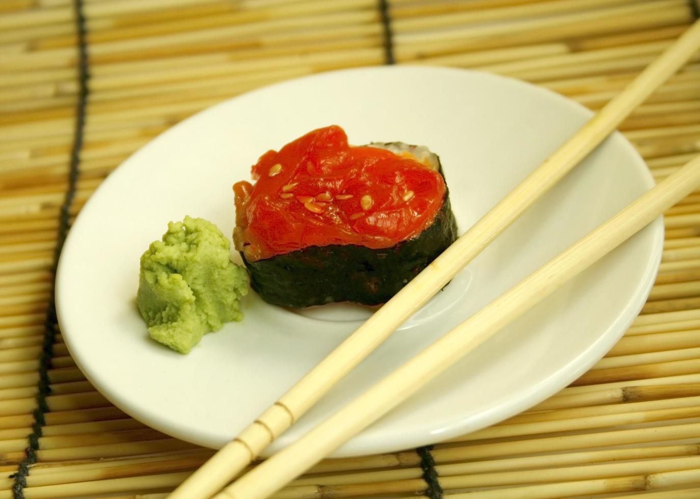 röd sushi och wasabi foto