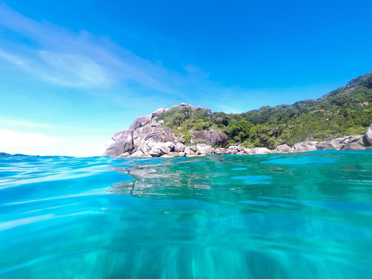 vacker blå ö havet i Thailand foto