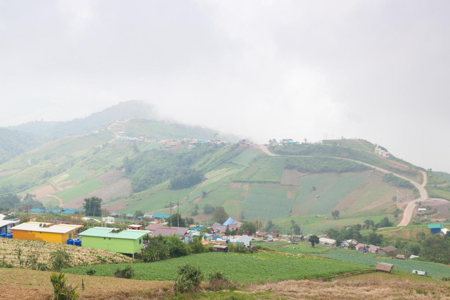 byar och jordbruksmark i bergen foto