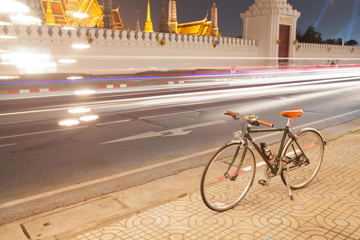 cykel parkerad vid vägkanten i bangkok foto