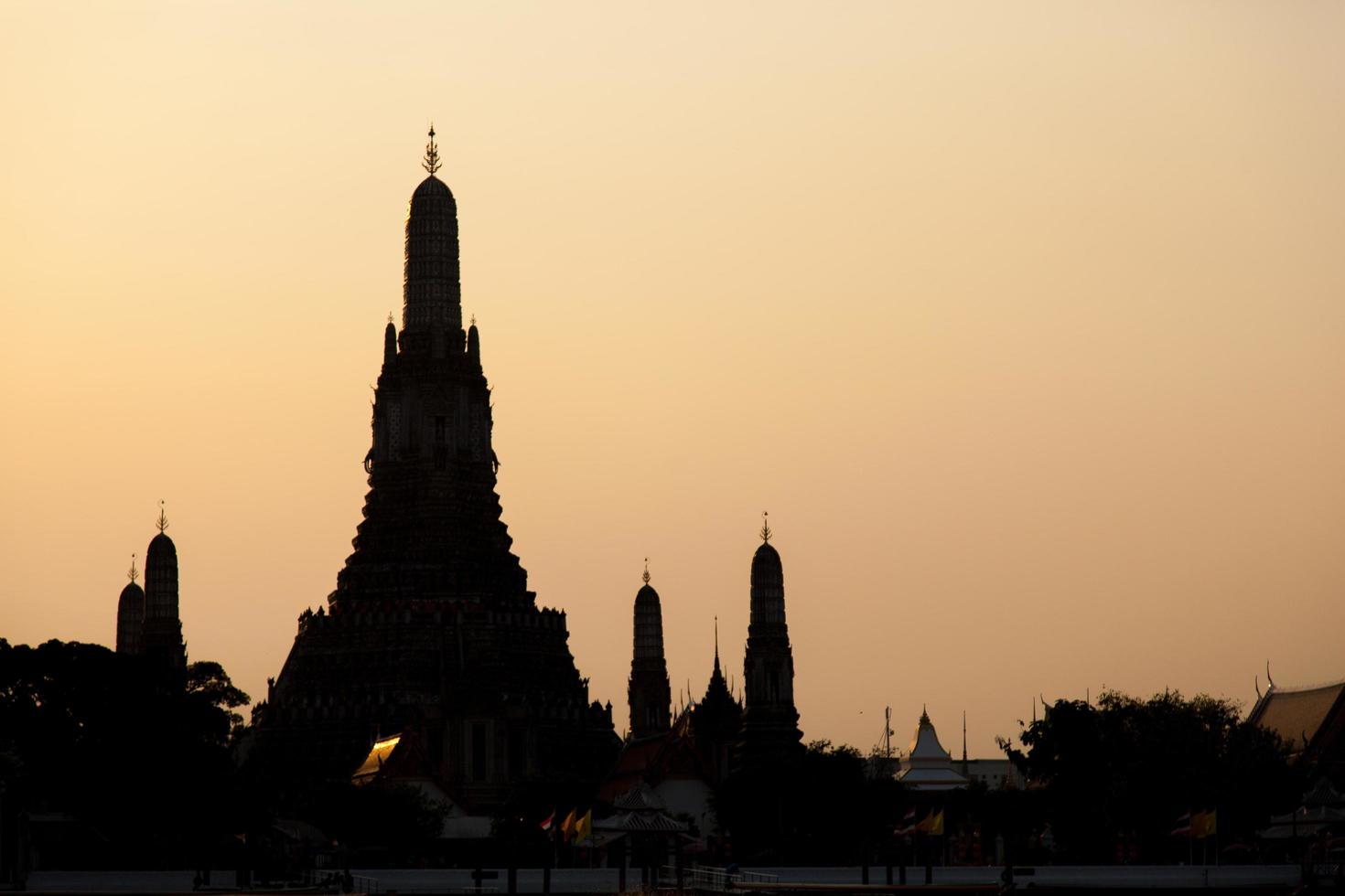 silhuett av wat arun i bangkok foto