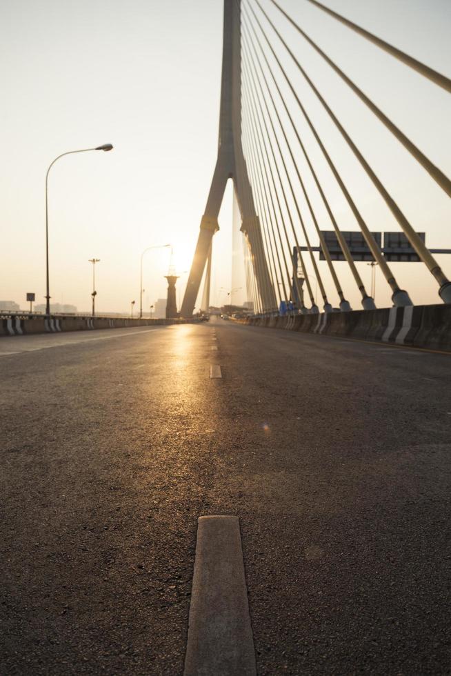 väg på Rama VIII-bron i Bangkok foto