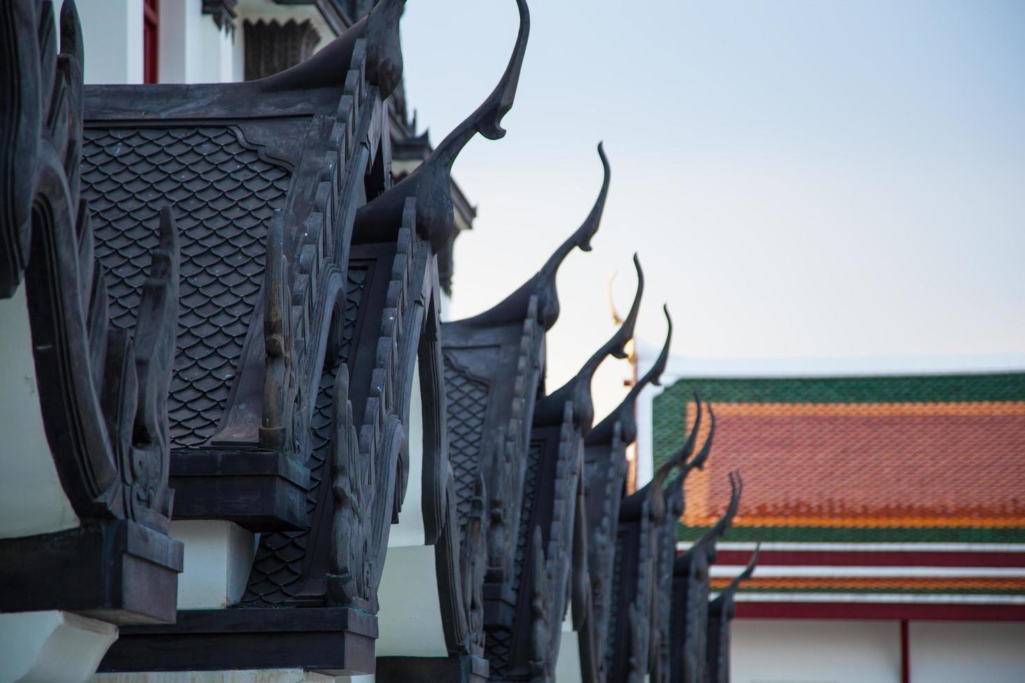 tak av ett tempel i Thailand foto