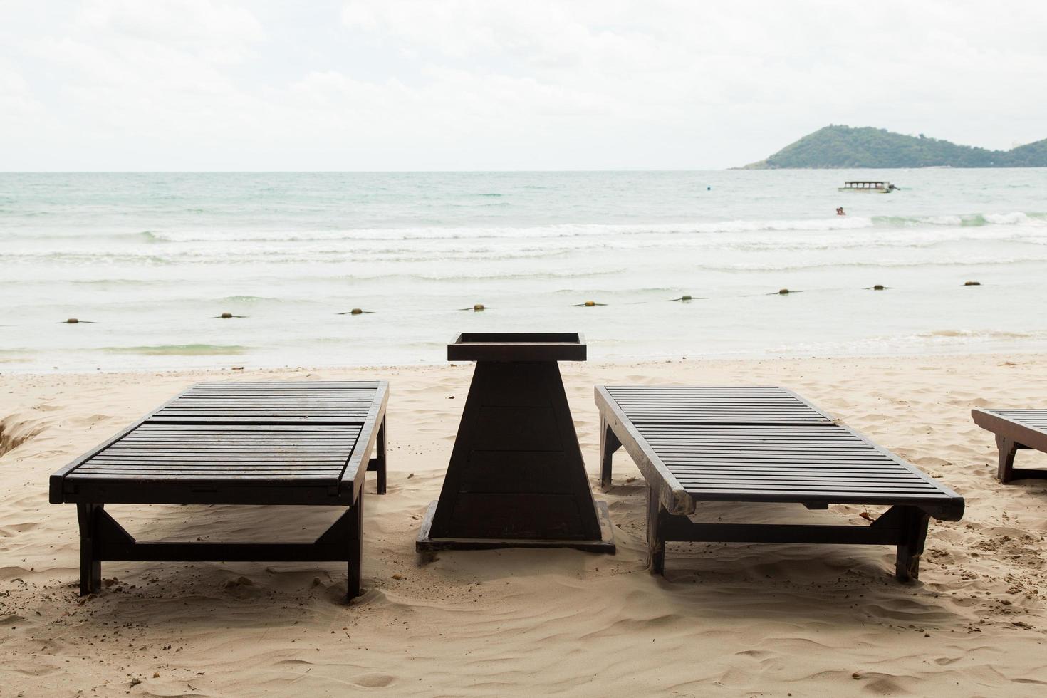 träsängar på stranden i Thailand foto