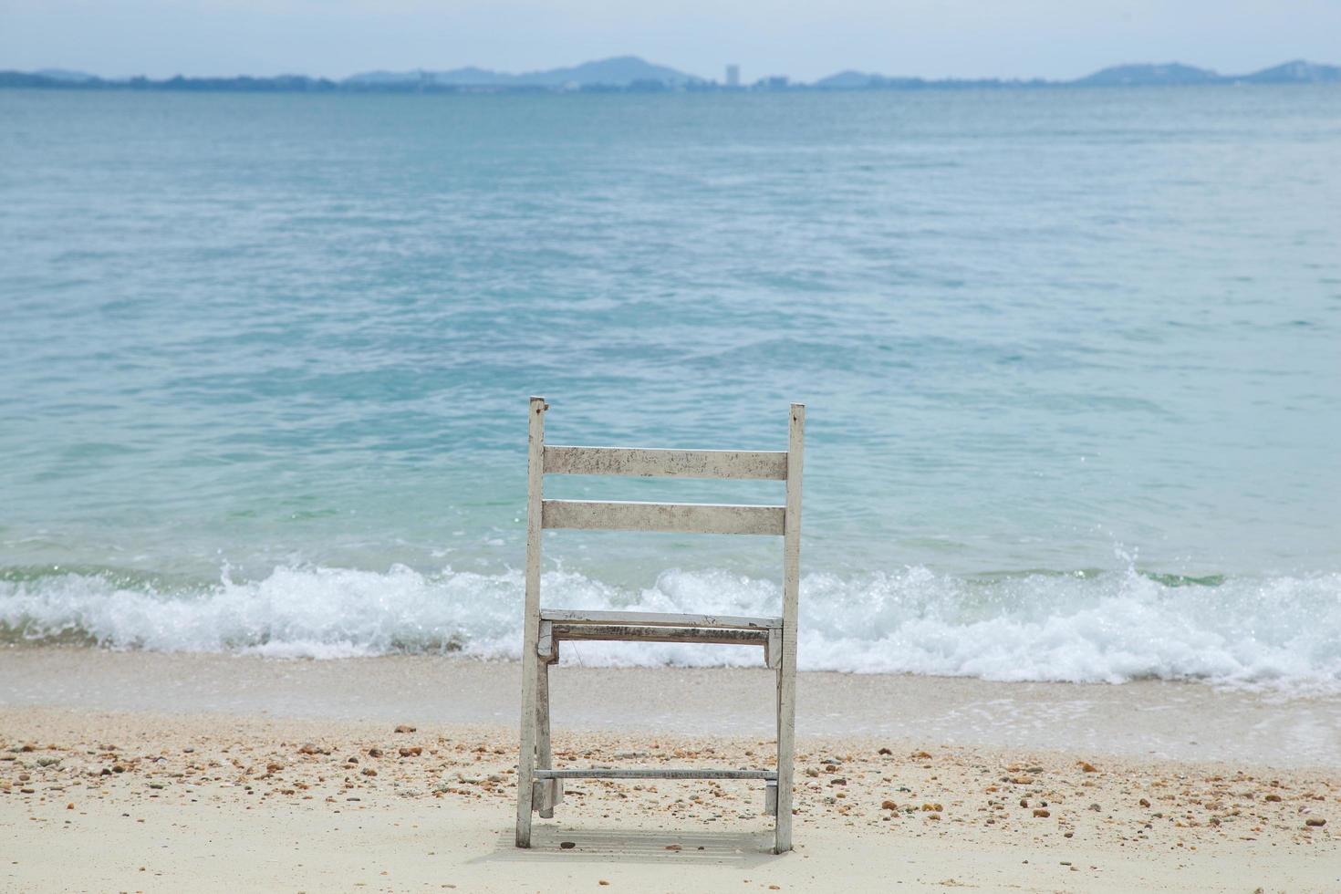 vit trästol vid havet foto