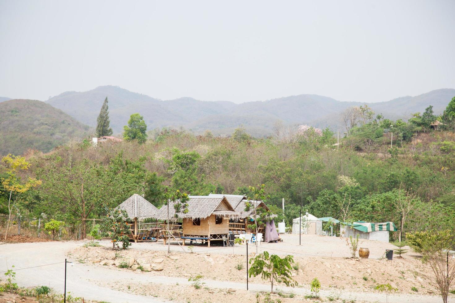 små hyddor på ett berg i Thailand foto