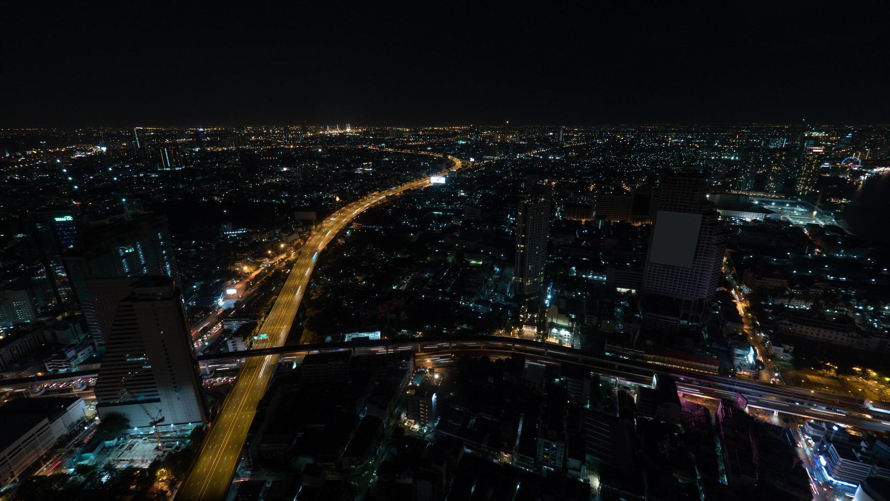 bangkok, thailand, 2020 - Flygfoto över staden på natten foto