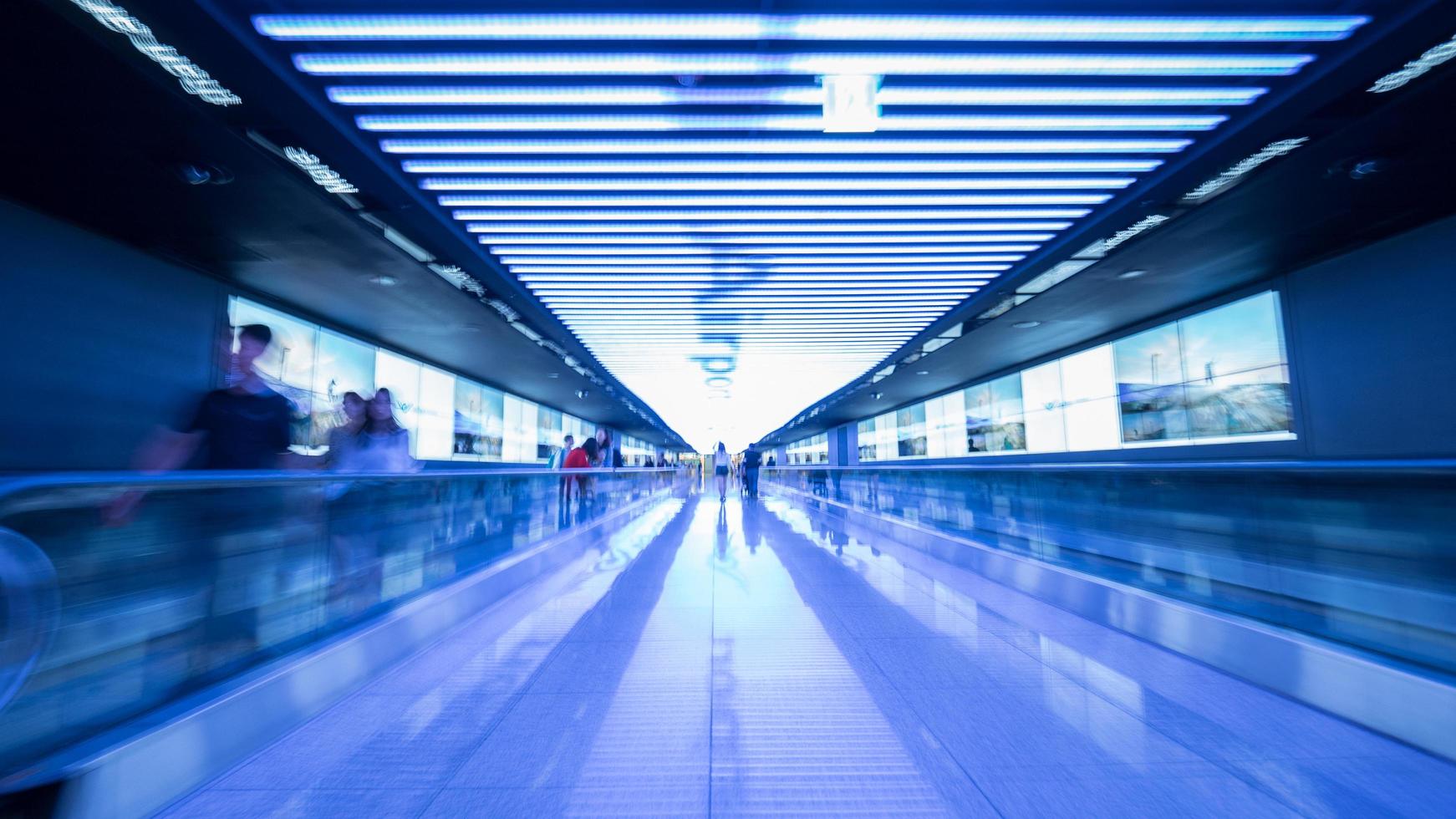 Seoul, Sydkorea, 2020 - lång exponering av resenärer på en flygplats foto