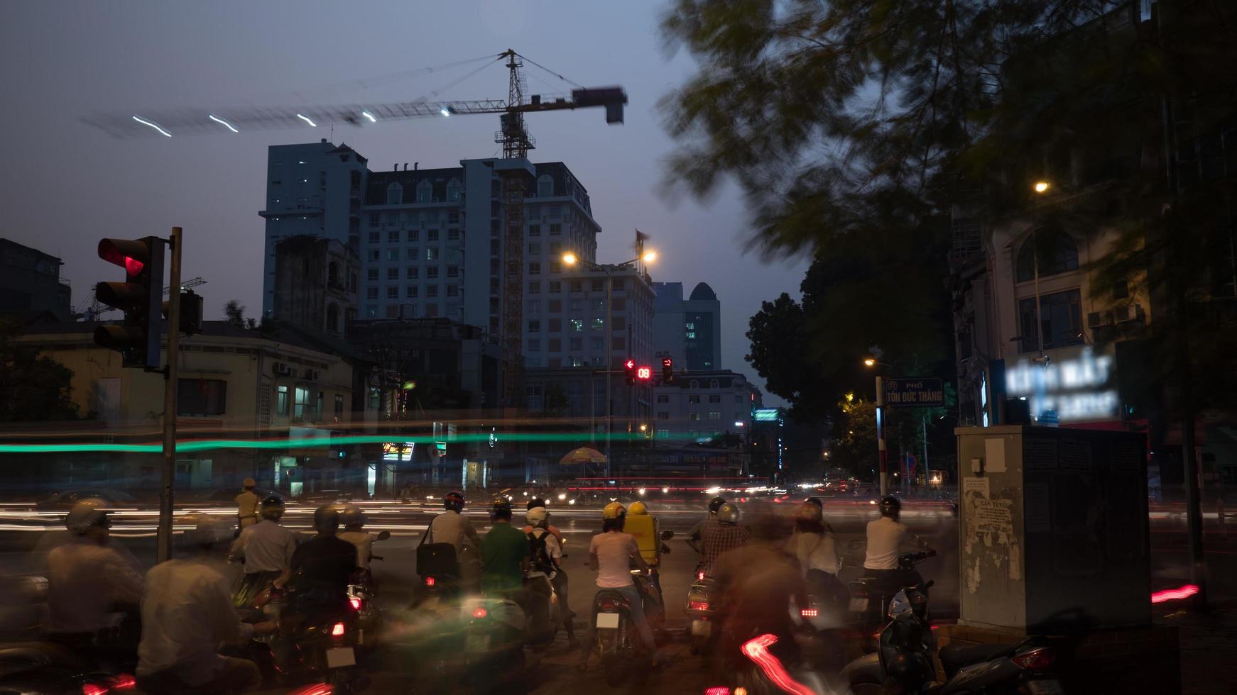 hanoi, vietnam, 2020 - upptagen väg på kvällen foto