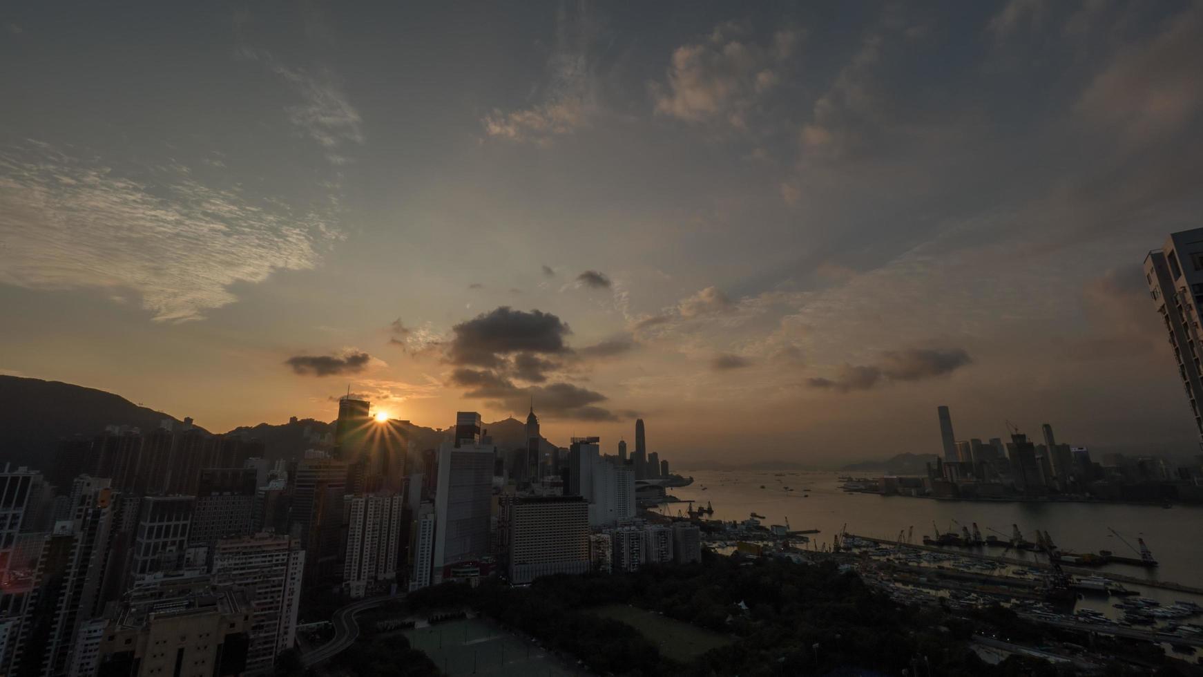 Hong Kong, 2020 - soluppgång över byggnader foto