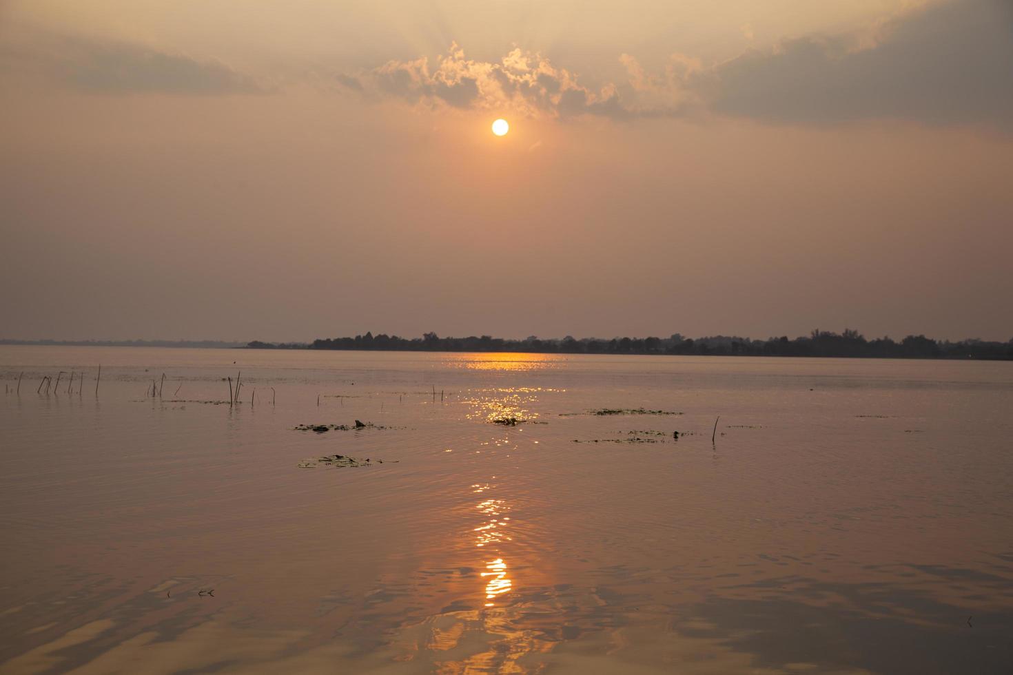 solnedgång över en sjö i Thailand foto