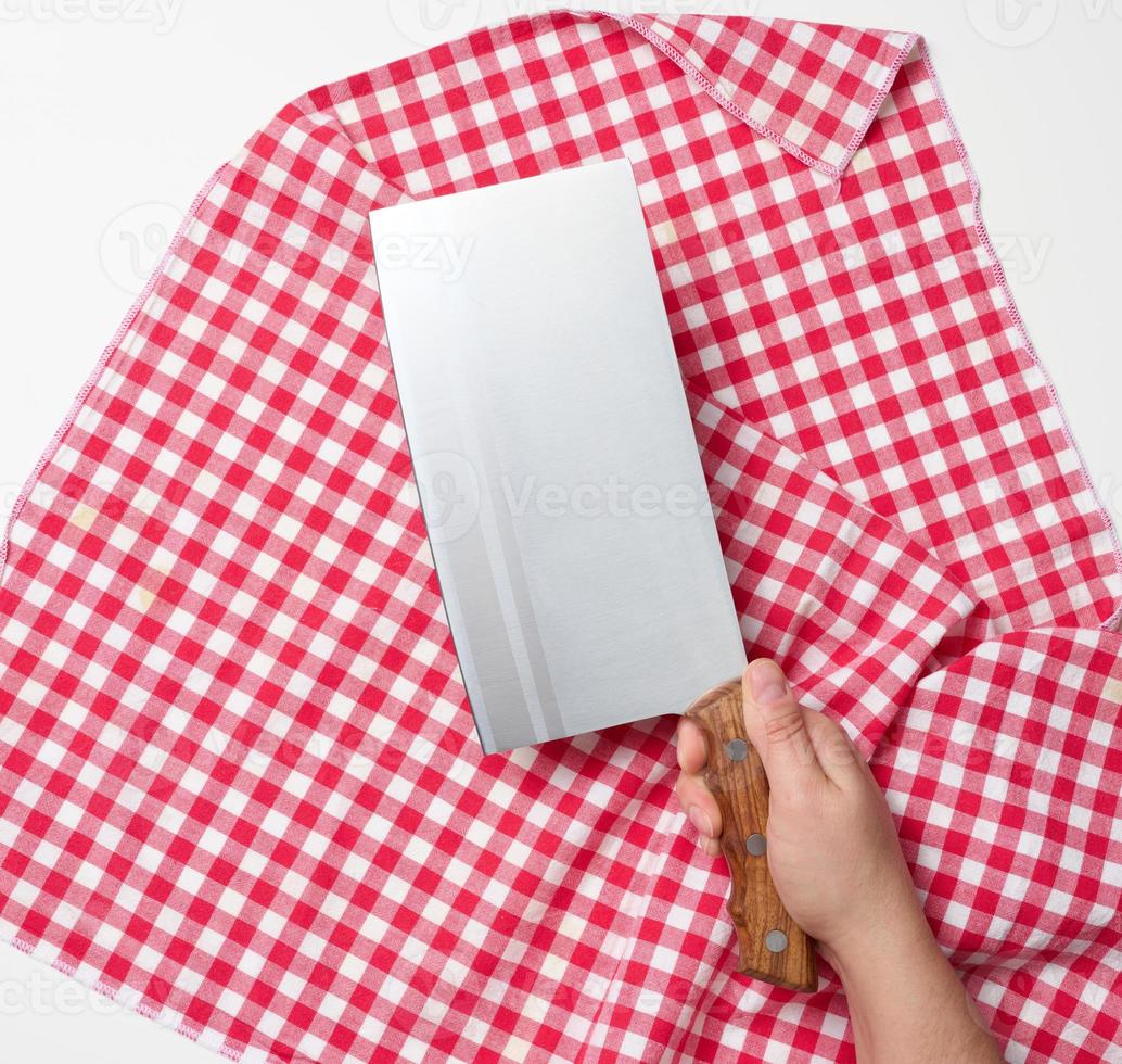 kvinna hand innehav en stor skarp kök kniv för skärande kött på en vit bakgrund foto