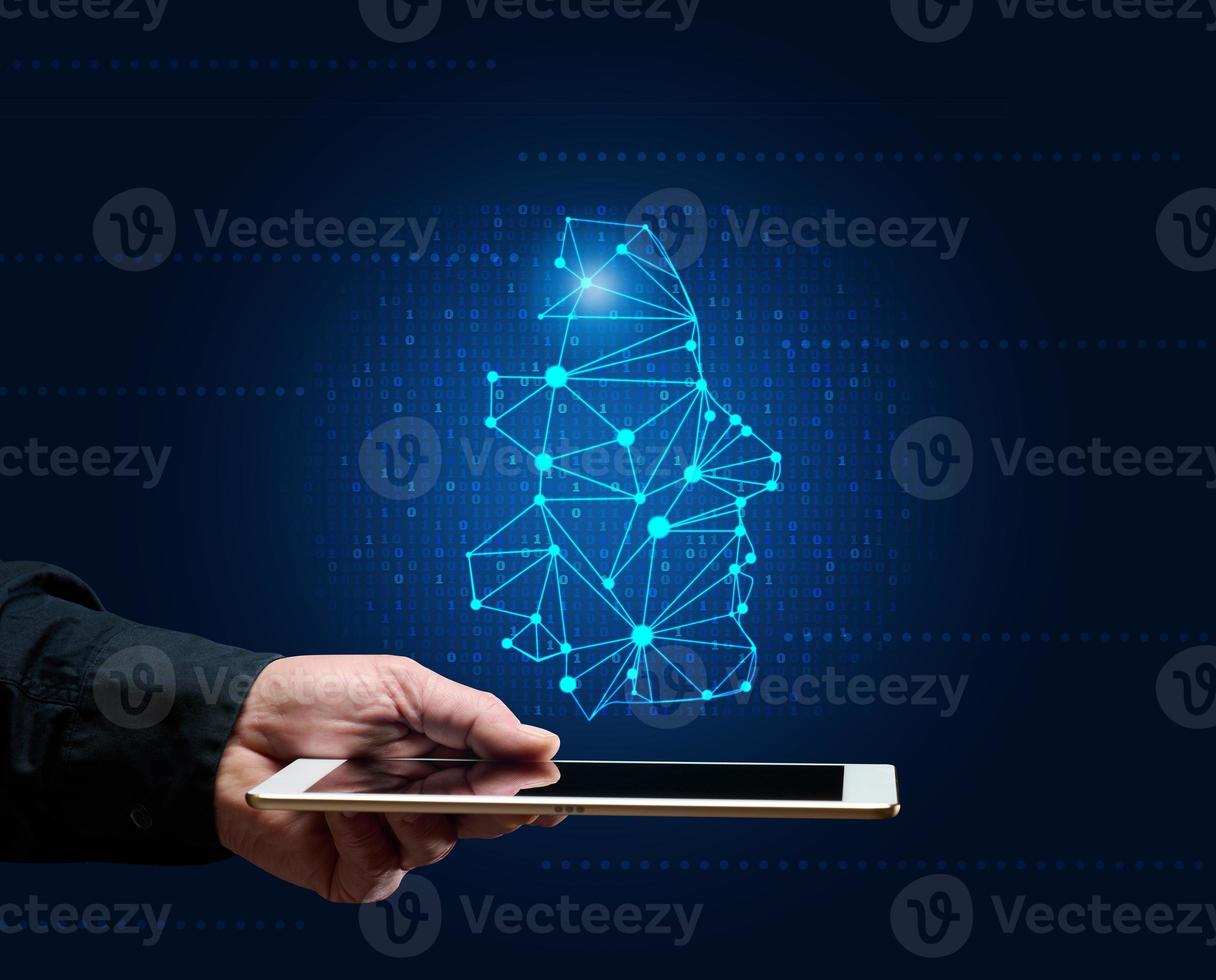 manlig hand innehar en läsplatta och en holografiska teckning av en robot huvud. de begrepp av inlärning artificiell intelligens till förbättra Sök motorer, Ansökan prestanda och tillfredsställelse av behov foto