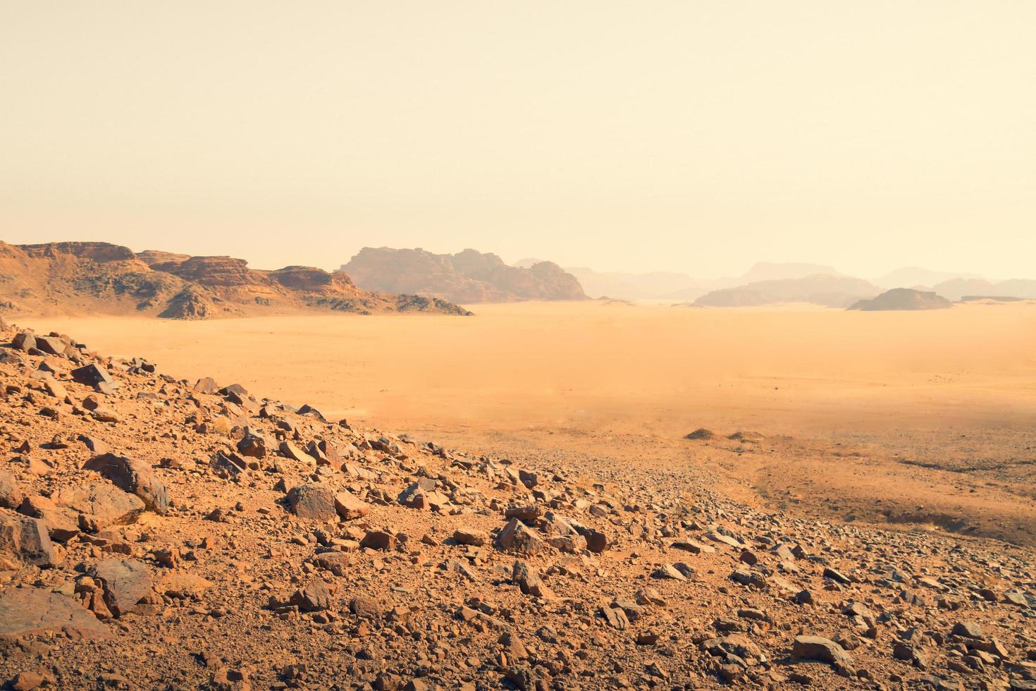 planet fördärvar tycka om landskap - Foto av wadi rom öken- i jordan med röd rosa himmel ovan, detta plats var Begagnade som uppsättning för många vetenskap fiktion bio