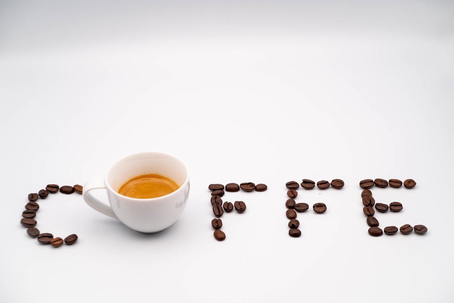 skriven caffe med kaffe bönor och en kopp av kaffe istället av de brev o. Foto tagen i de vinter- av 2023 i Italien