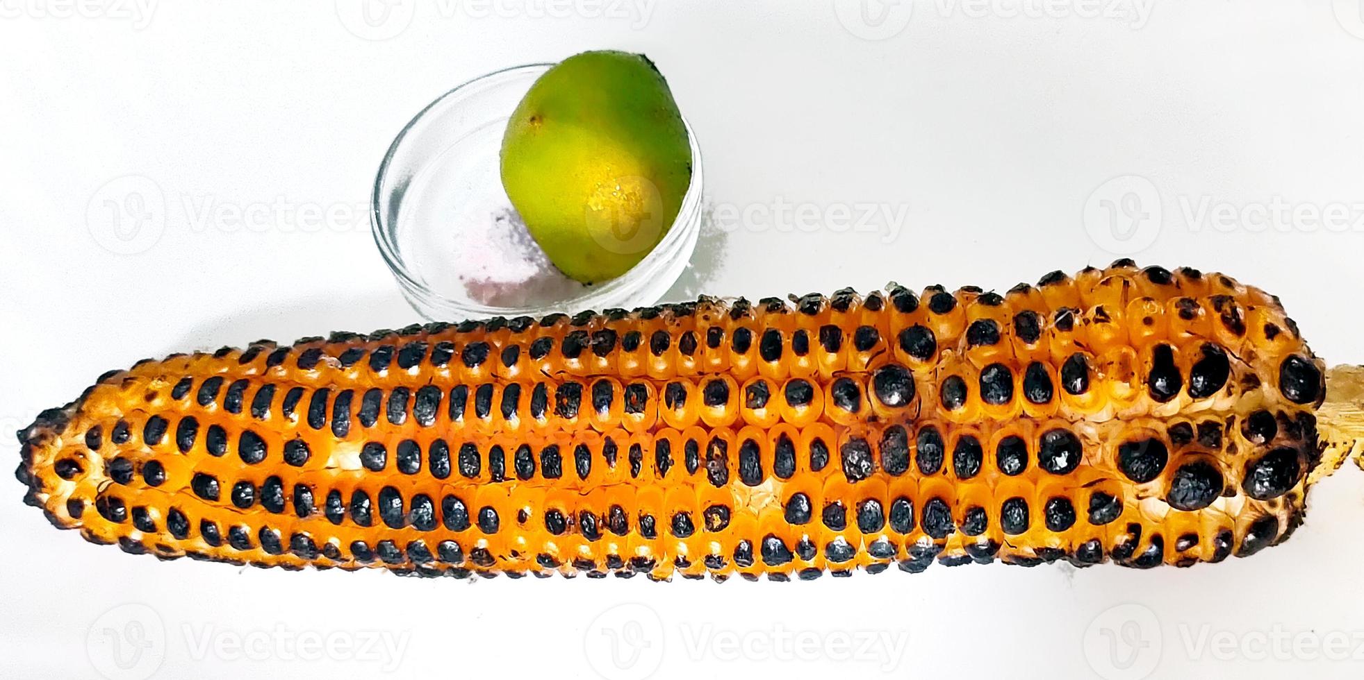 rostad liktornar, ett av de typisk gata livsmedel i Indien, uppäten med salt och citron. foto