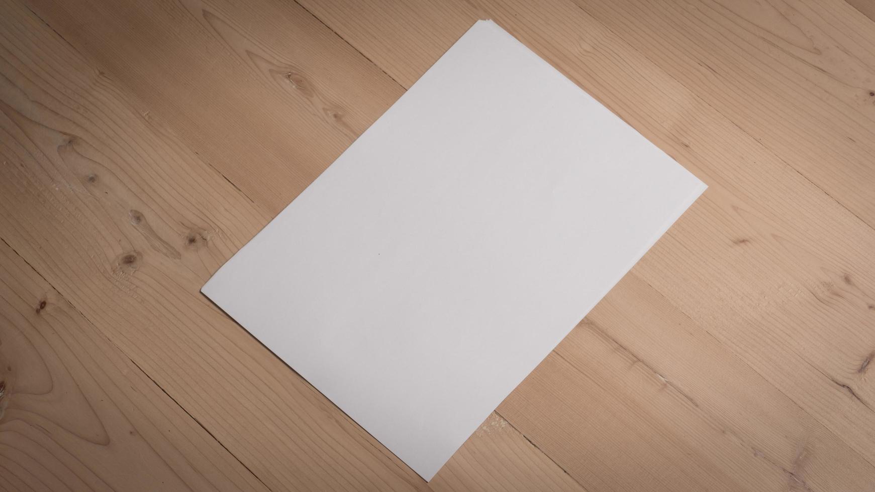vitt tomt vikt papper på träbord foto