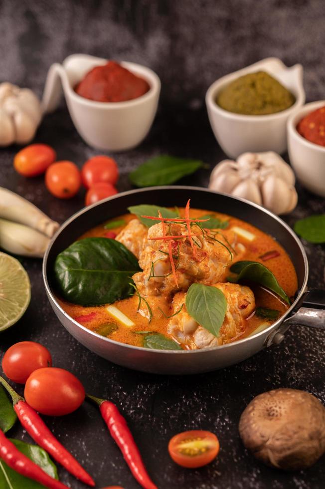 curry med kyckling, chili och basilika och tomat foto