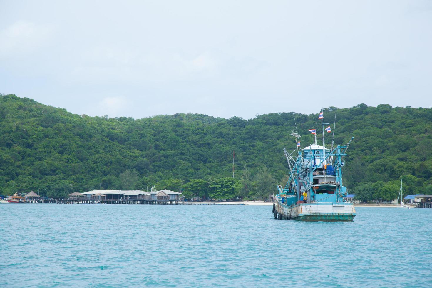 stora fiskebåtar i Thailand foto