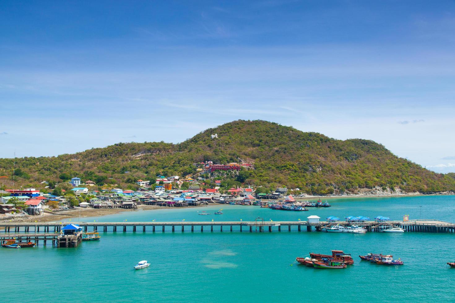 fiskebåtar förtöjda i hamnen i Thailand foto