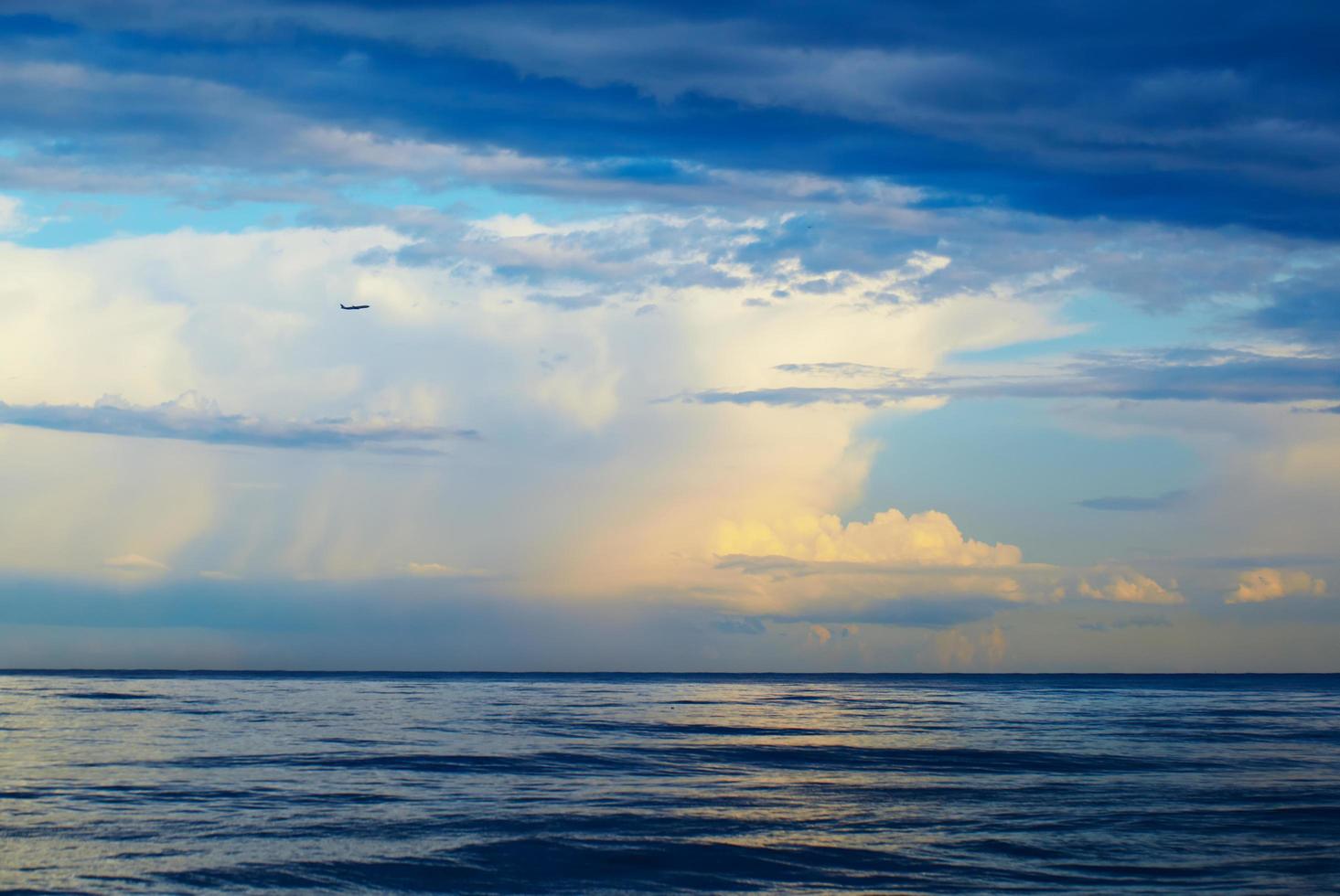 moln över havet foto