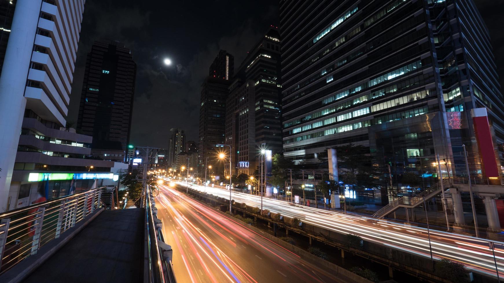 bangkok, thailand, 2020 - biltrafik på natten foto