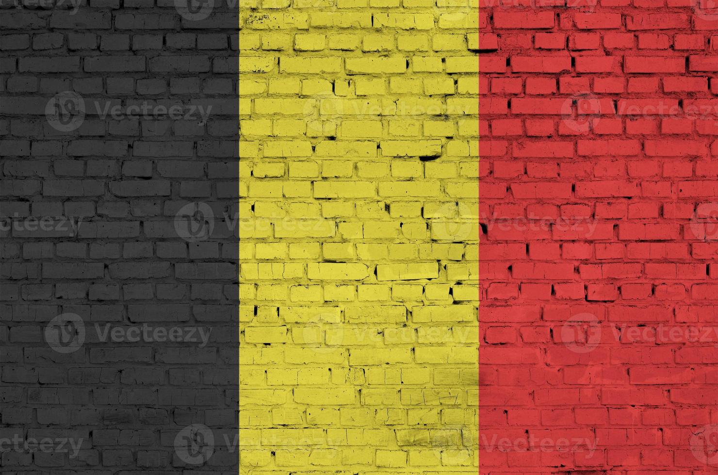 belgien flagga är målad till ett gammal tegel vägg foto
