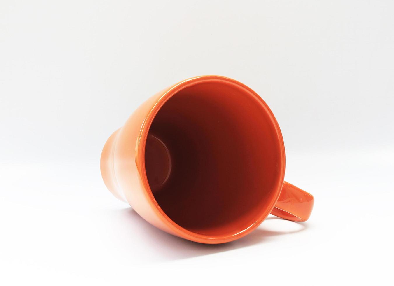 orange kaffemugg på sidan foto