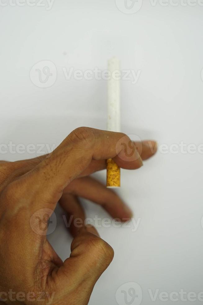 filtrera cigaretter på hand och vit bakgrund. foto