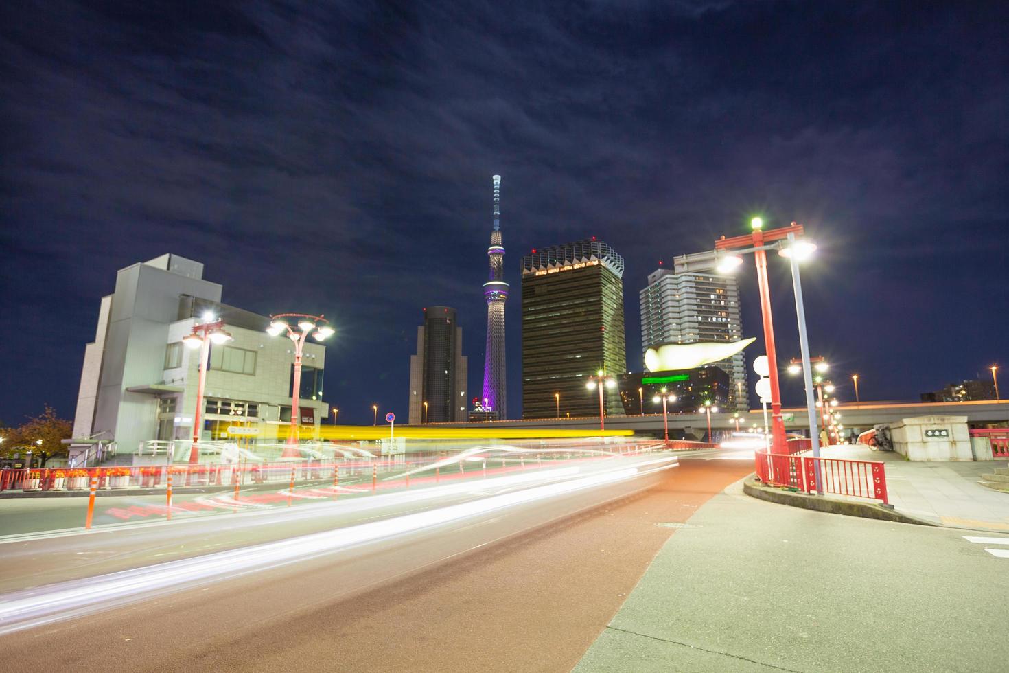 tokyo himmel träd på natten foto