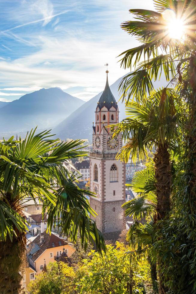 se över stadsbild med katedral helgon nikolaus av merano söder tyrolen Italien sett från känd vandring spår tappeinerweg foto