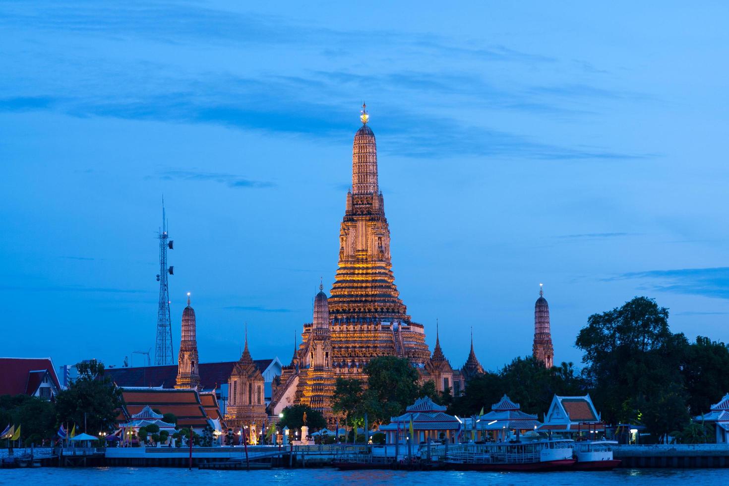 wat arun tempel i bangkok på natten foto