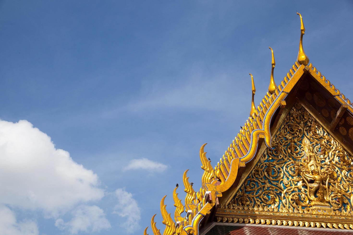 taket på ett thailändskt tempel foto