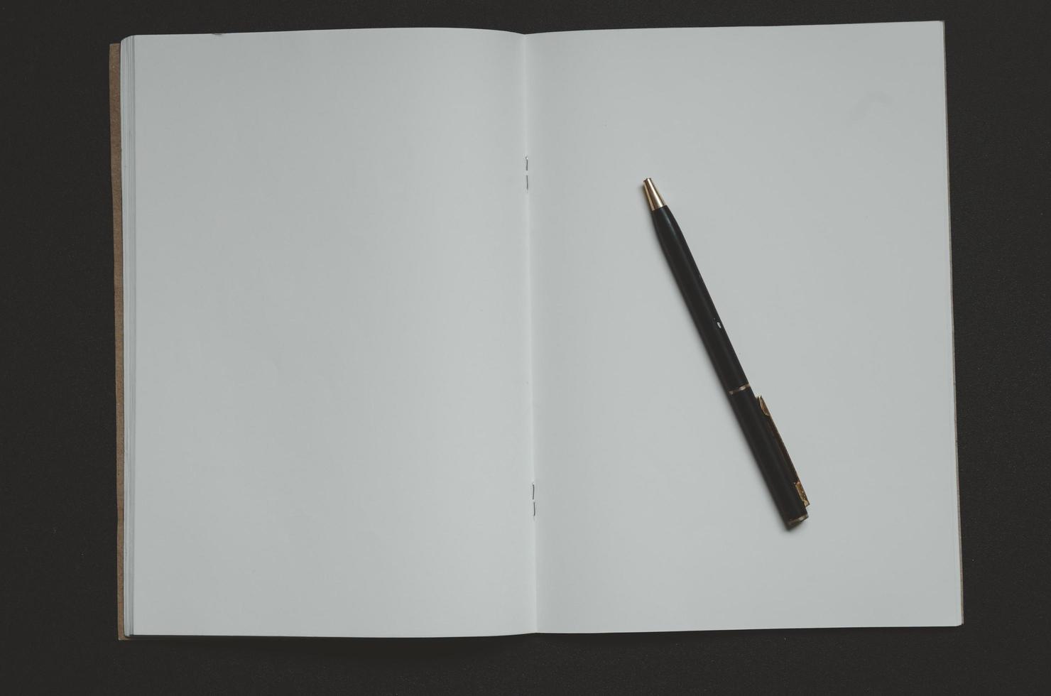 ovanifrån av anteckningsboken på svart bakgrund foto