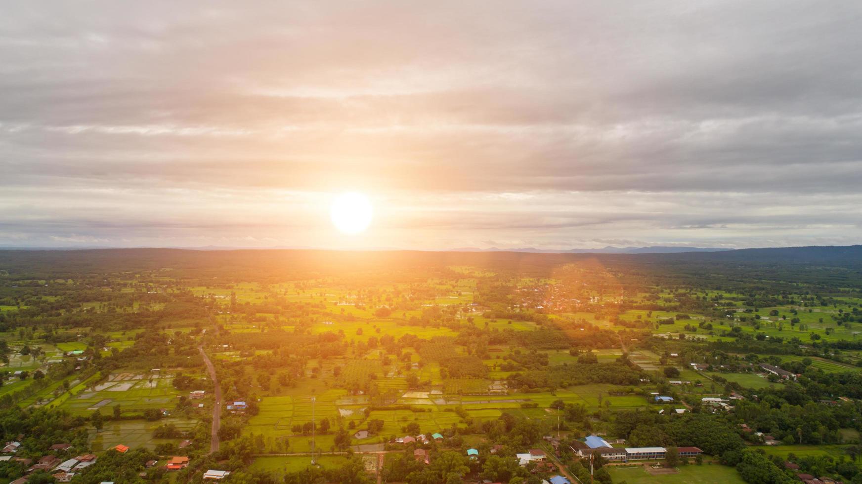 Flygfoto över liten by nära landsvägen foto