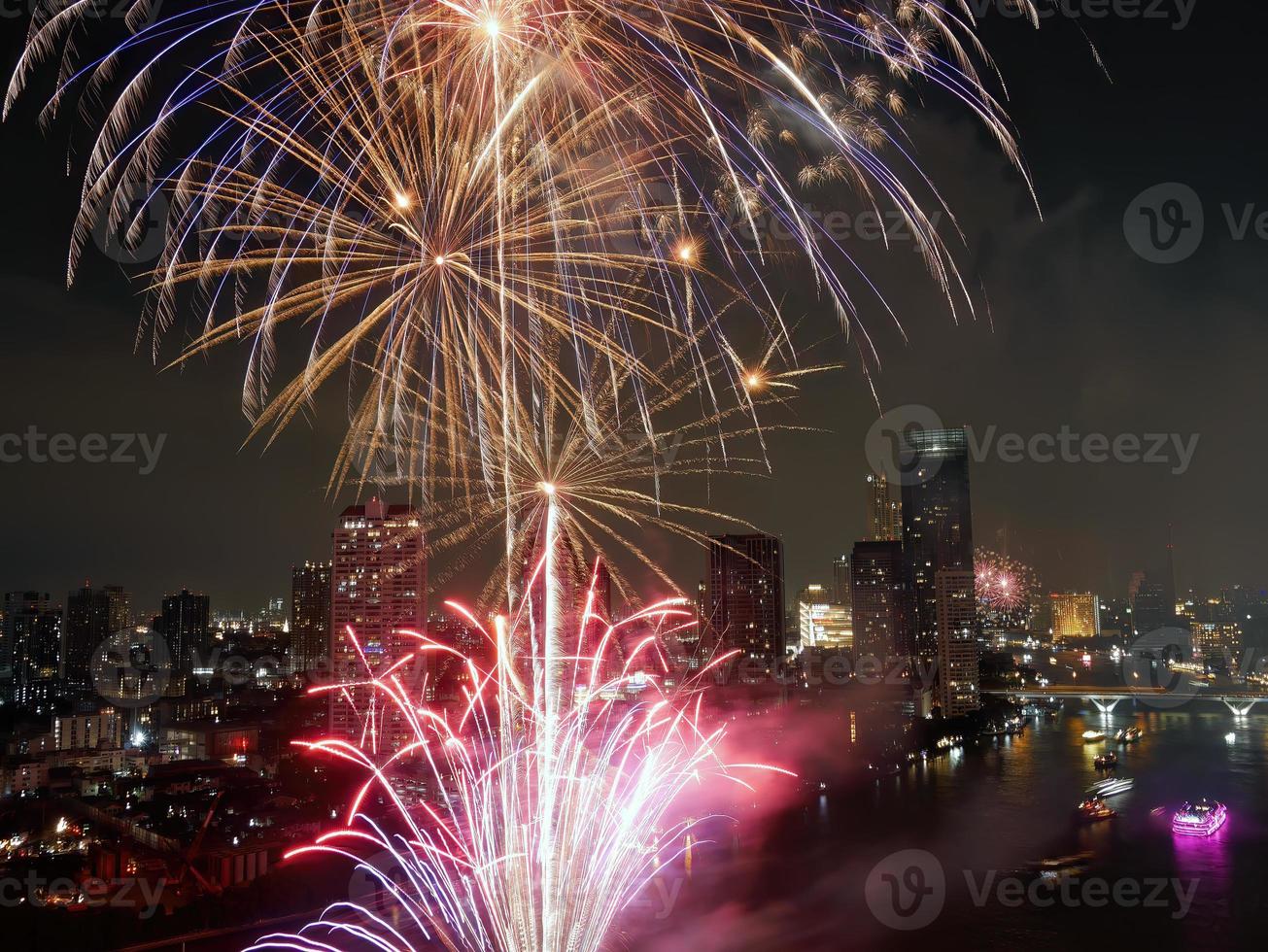 hög vinkel se fantastisk Flerfärgad lång exponering skott av fyrverkeri över chao phraya flod, stadsbild av Bangkok, festival, firande, Lycklig ny år, företag arkitektur. foto