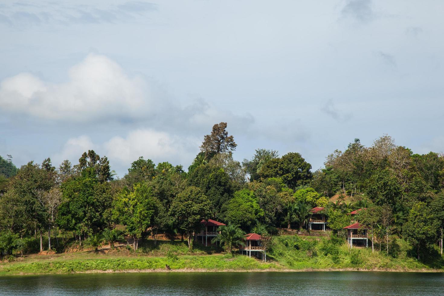 semesterort vid floden i Thailand foto