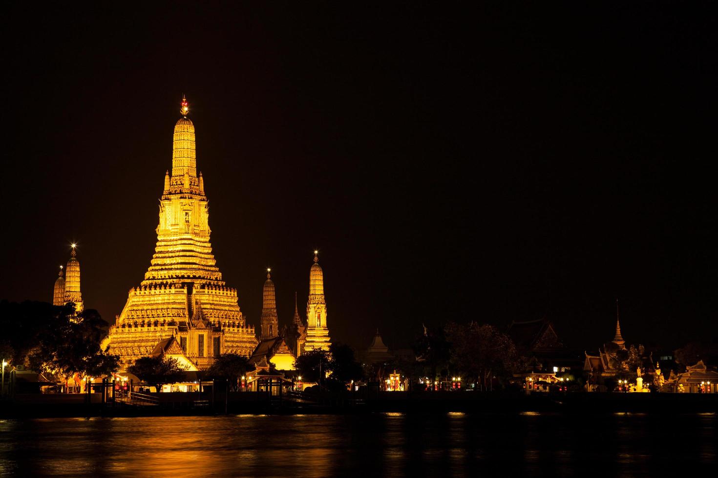 wat arun tempel i bangkok på natten foto