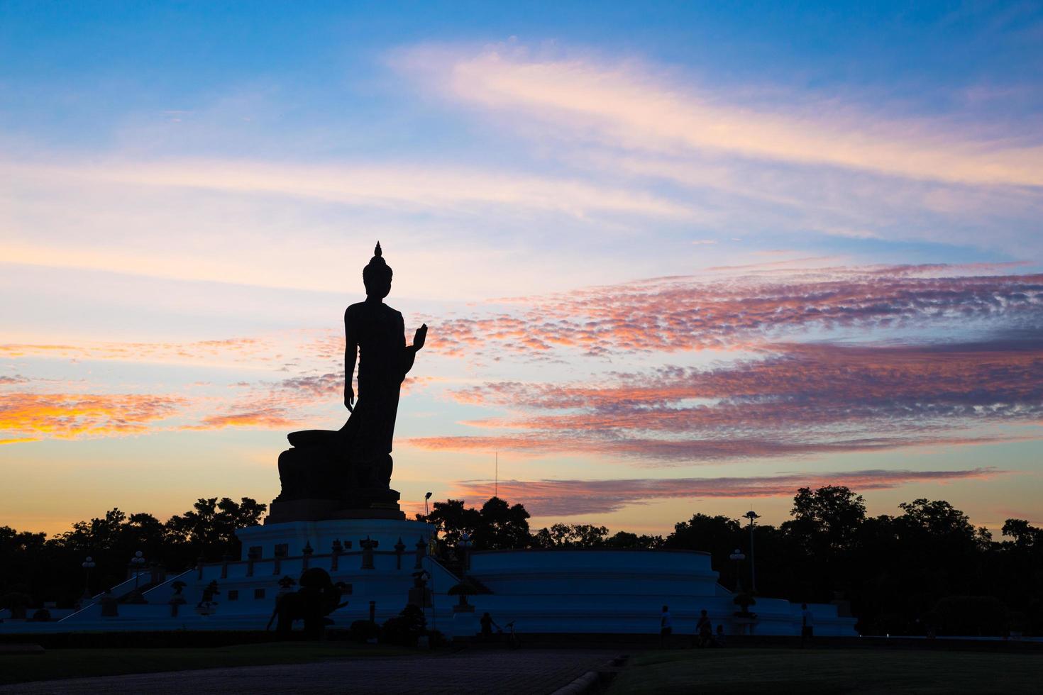 silhuett av en stor buddha staty i Thailand foto