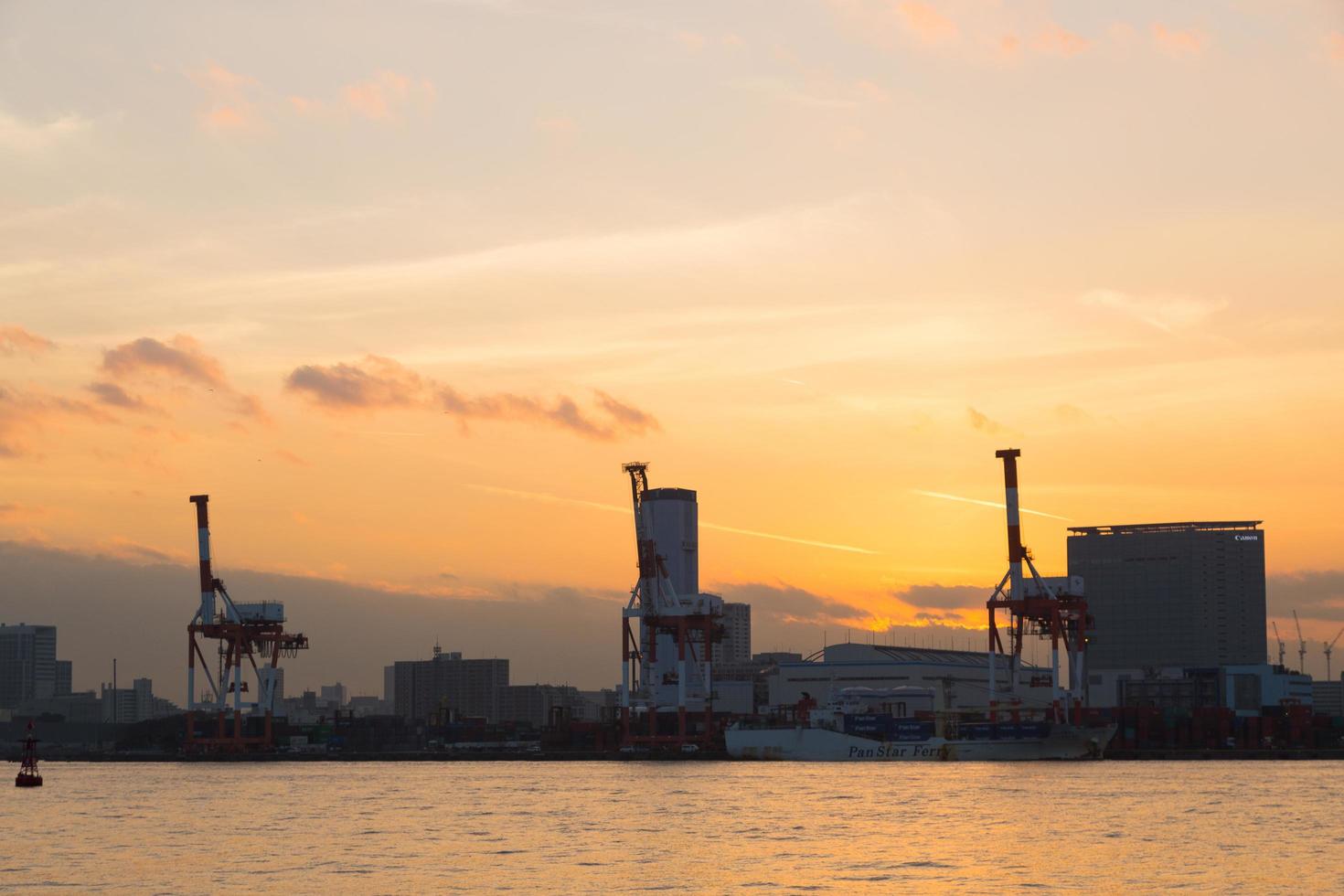 hamn vid odaiba vid solnedgången foto