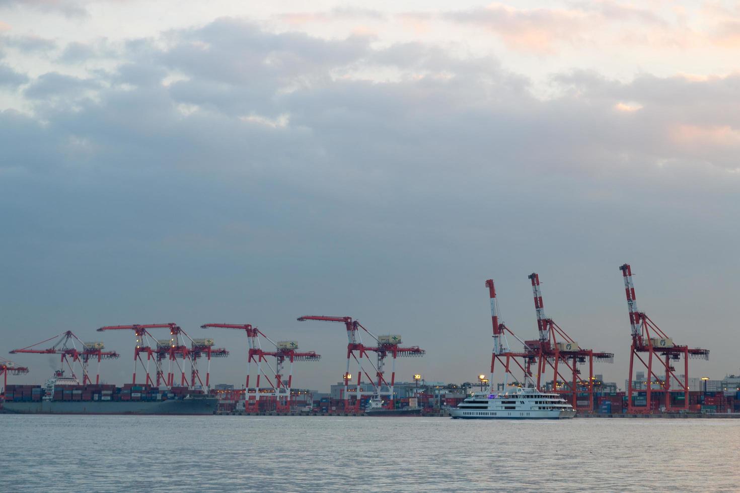 hamn vid odaiba vid solnedgången foto