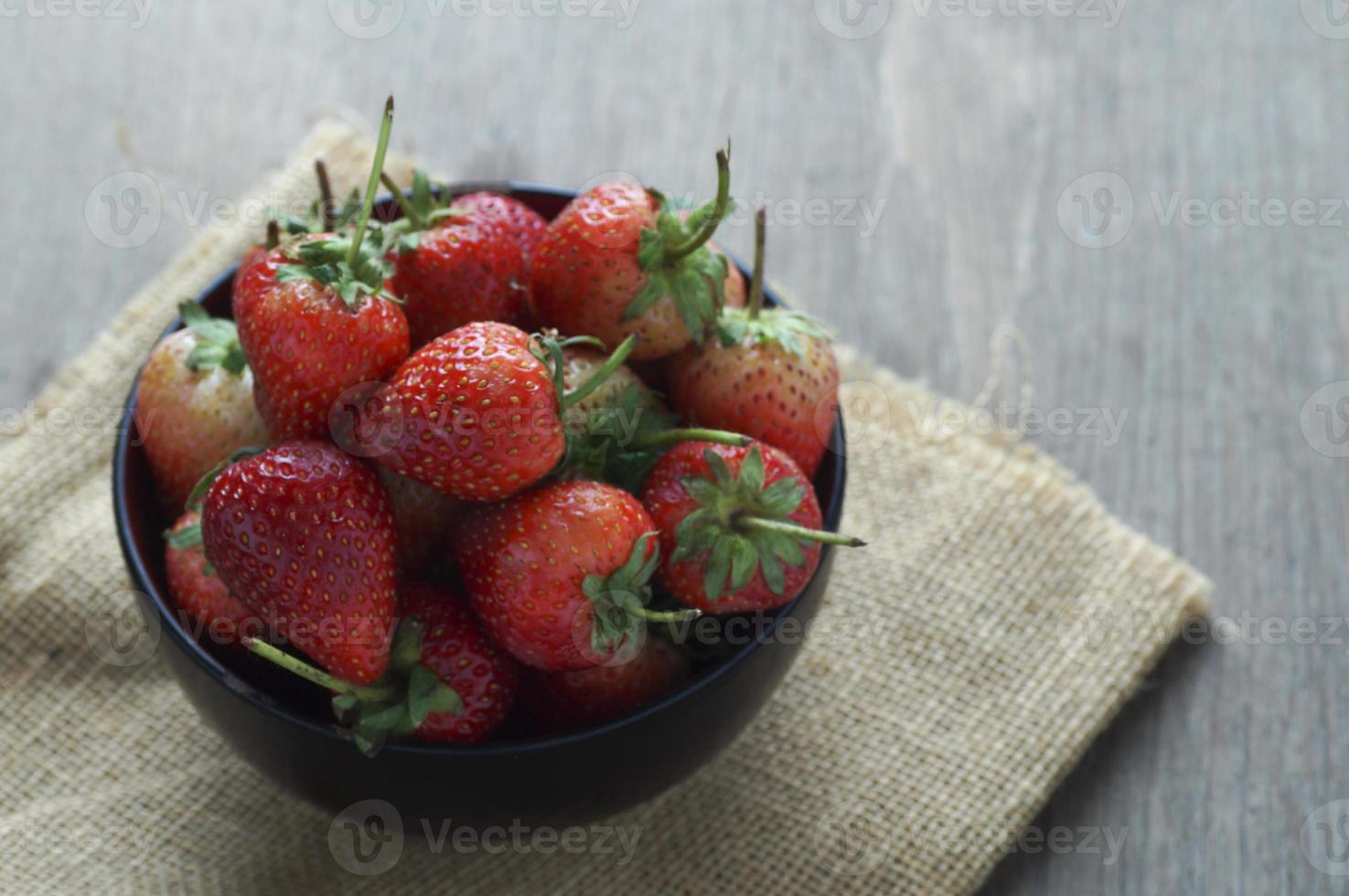 färska jordgubbar i en skål foto