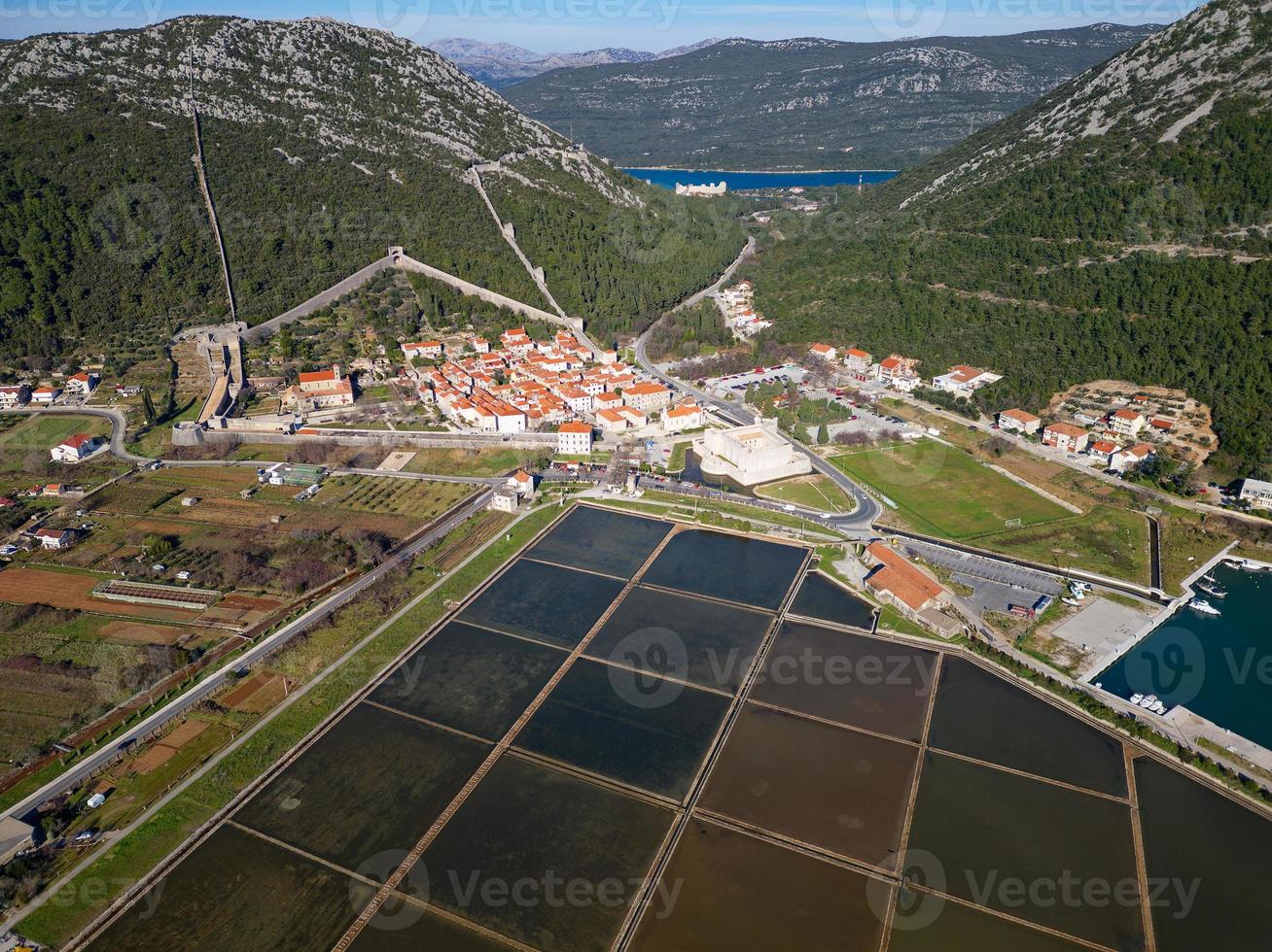 antenn Drönare se av de salt panorera i de stad av ston i kroatien. befäst väggar i de kullar i de bakgrund. salt fält. ston salt Arbetar. turism nära de adriatisk hav. historisk besök. foto